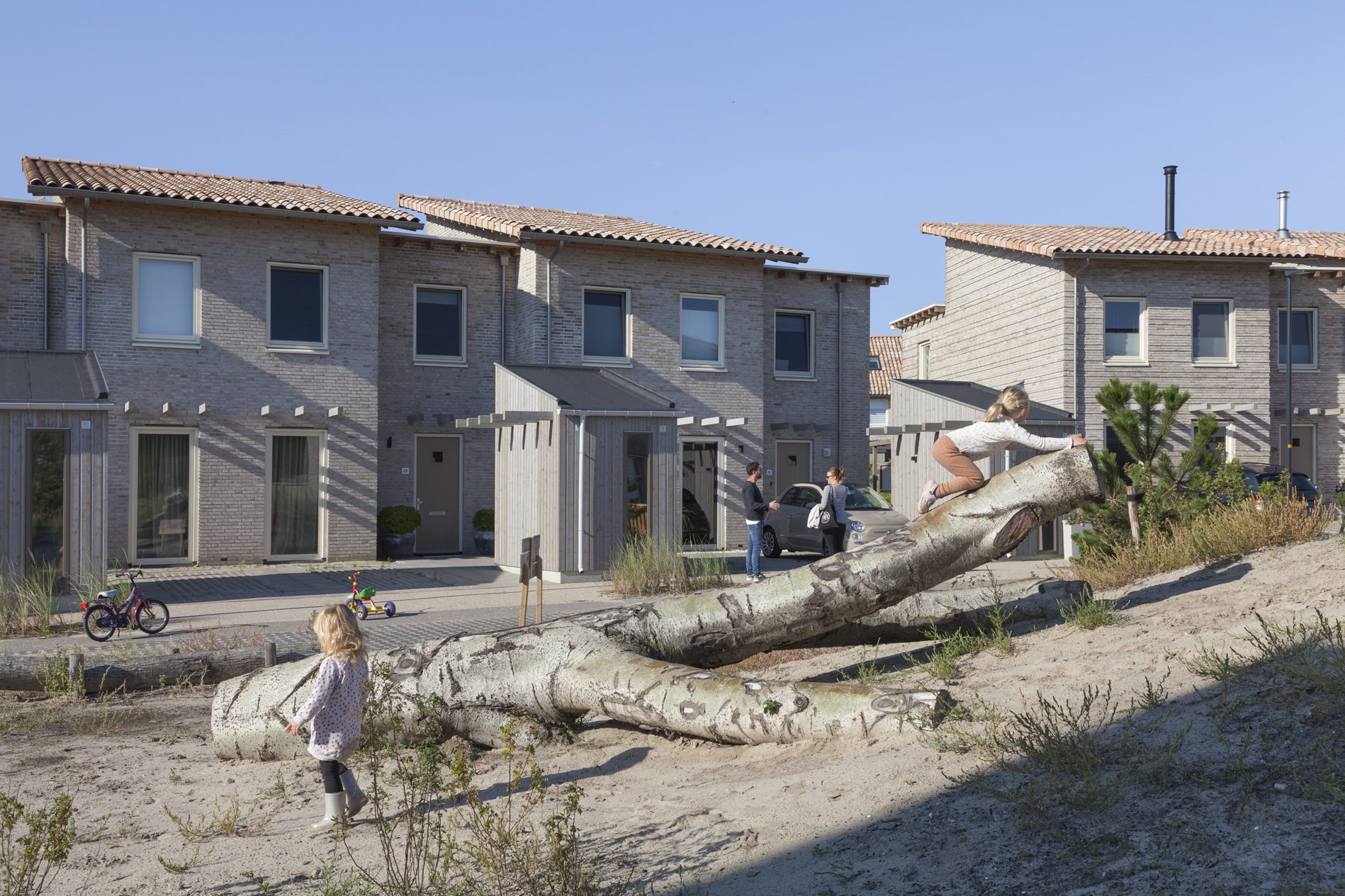 Spelende kinderen in nieuwbouwwijk Almere DUIN